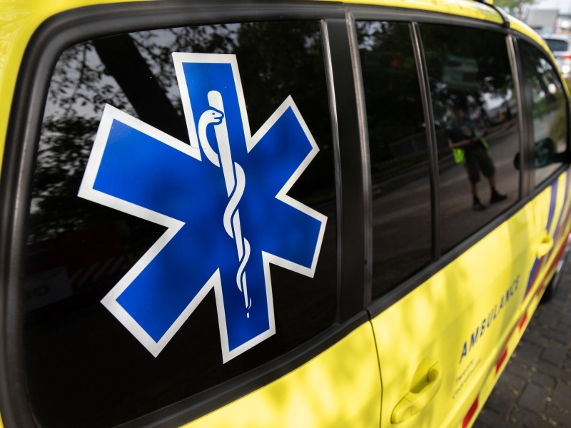 Logo ambulance op ambulance auto